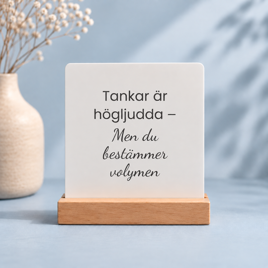 “Tankar är högljudda – Men du bestämmer volymen” – Skrivbordspåminnelse