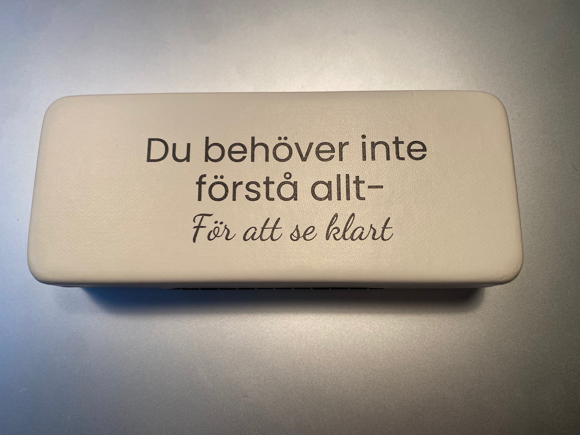 “Du behöver inte förstå allt” – Glasögonfodral